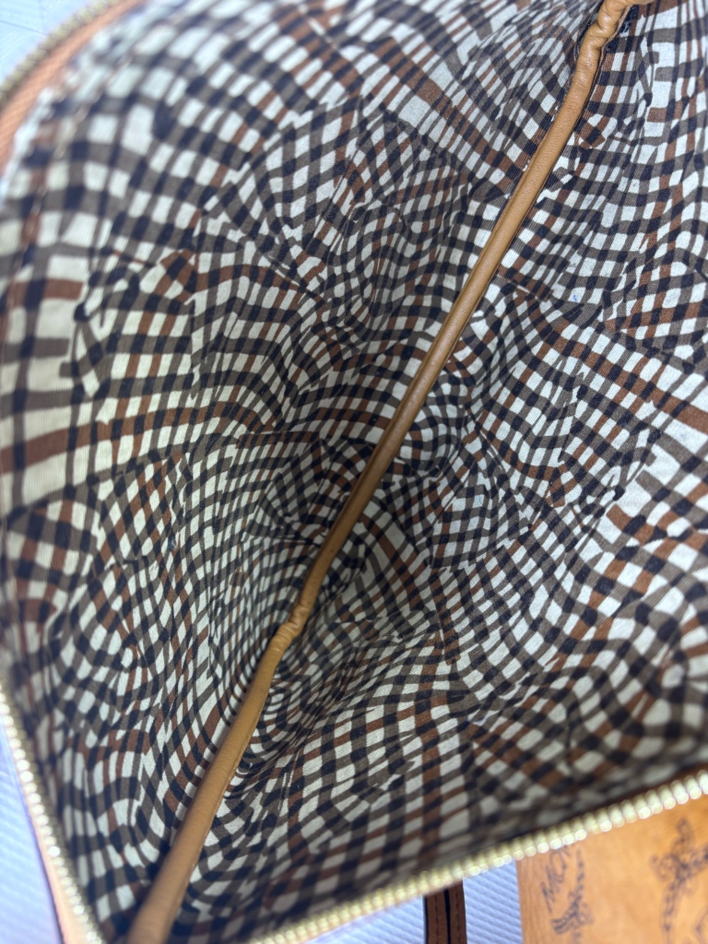 MCM Liz Reversible MD Tote. Cognac/Gold. - Picture 16 of 17